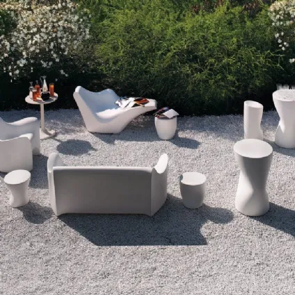 Outdoor furniture in polyethylene Tokyo Pop by Driade.