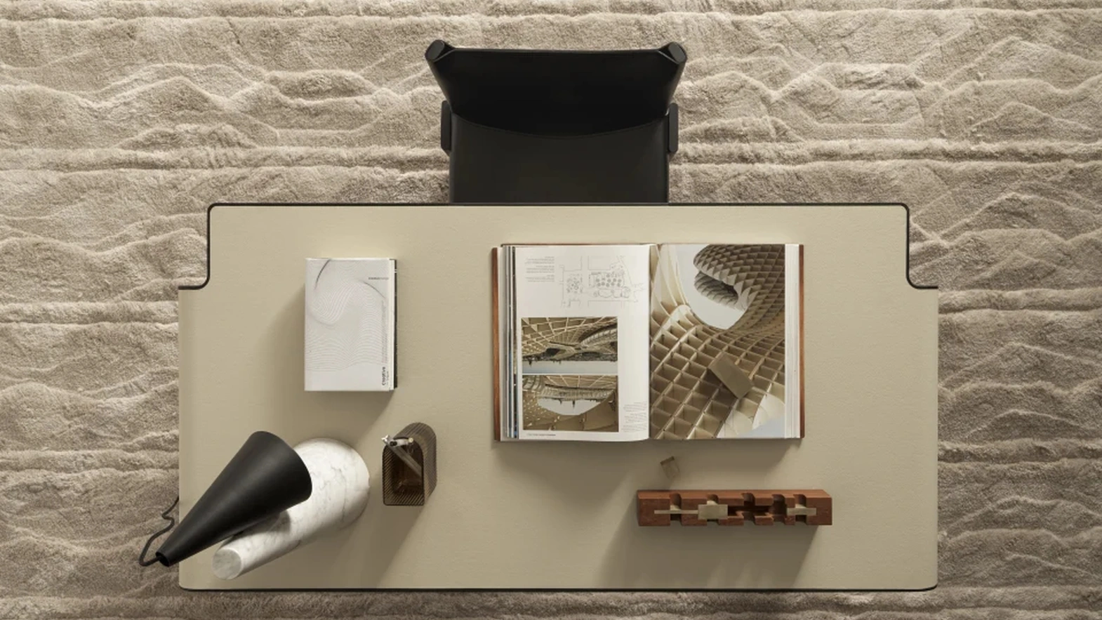 Aria desk in metal with eco-leather upholstery by Molteni & C