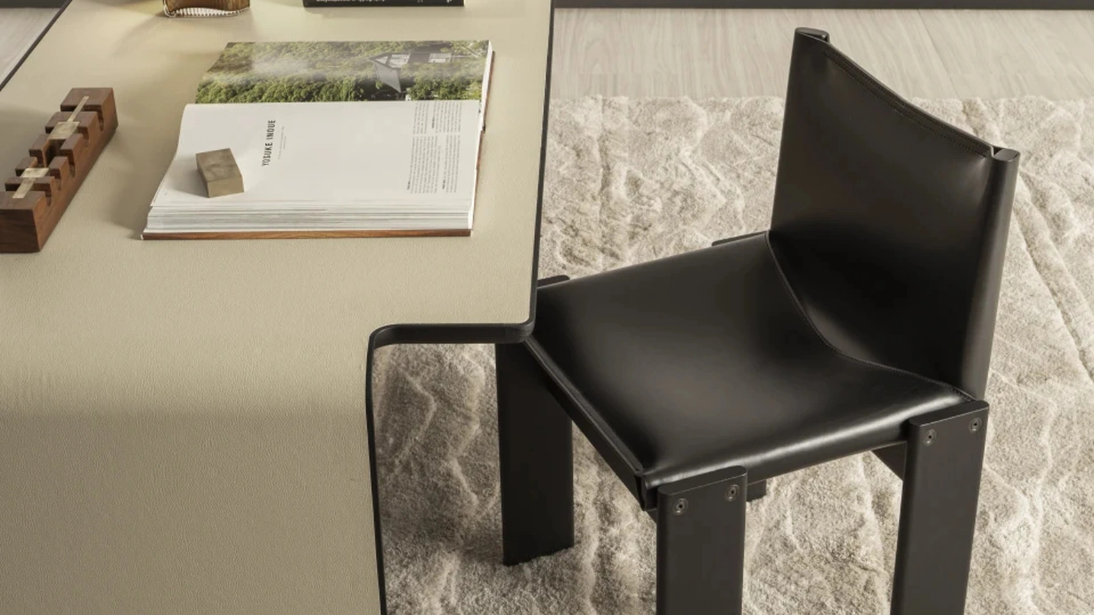 Aria desk in metal covered with eco-leather by Molteni & C