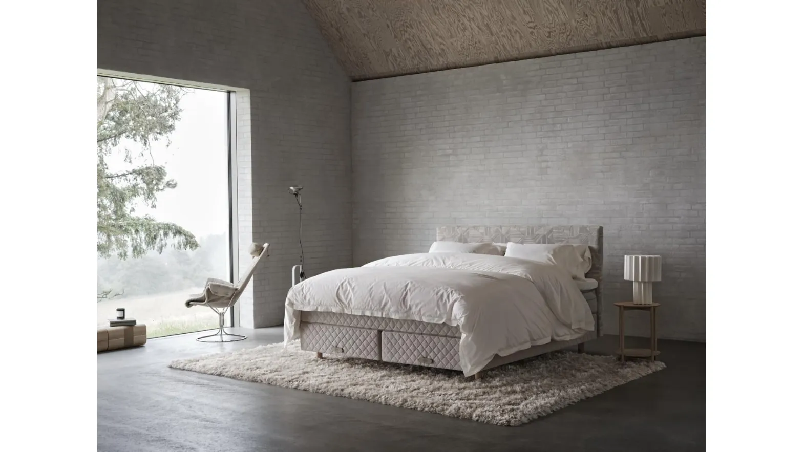 Duxiana 80 bed and Jetson armchairs presentation