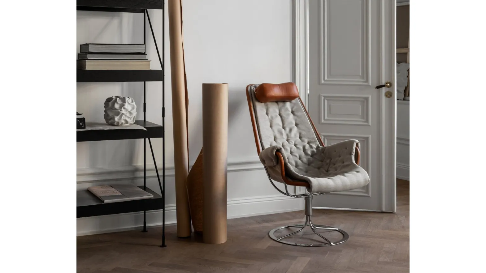 presentation of Duxiana 80 bed and Jetson armchairs