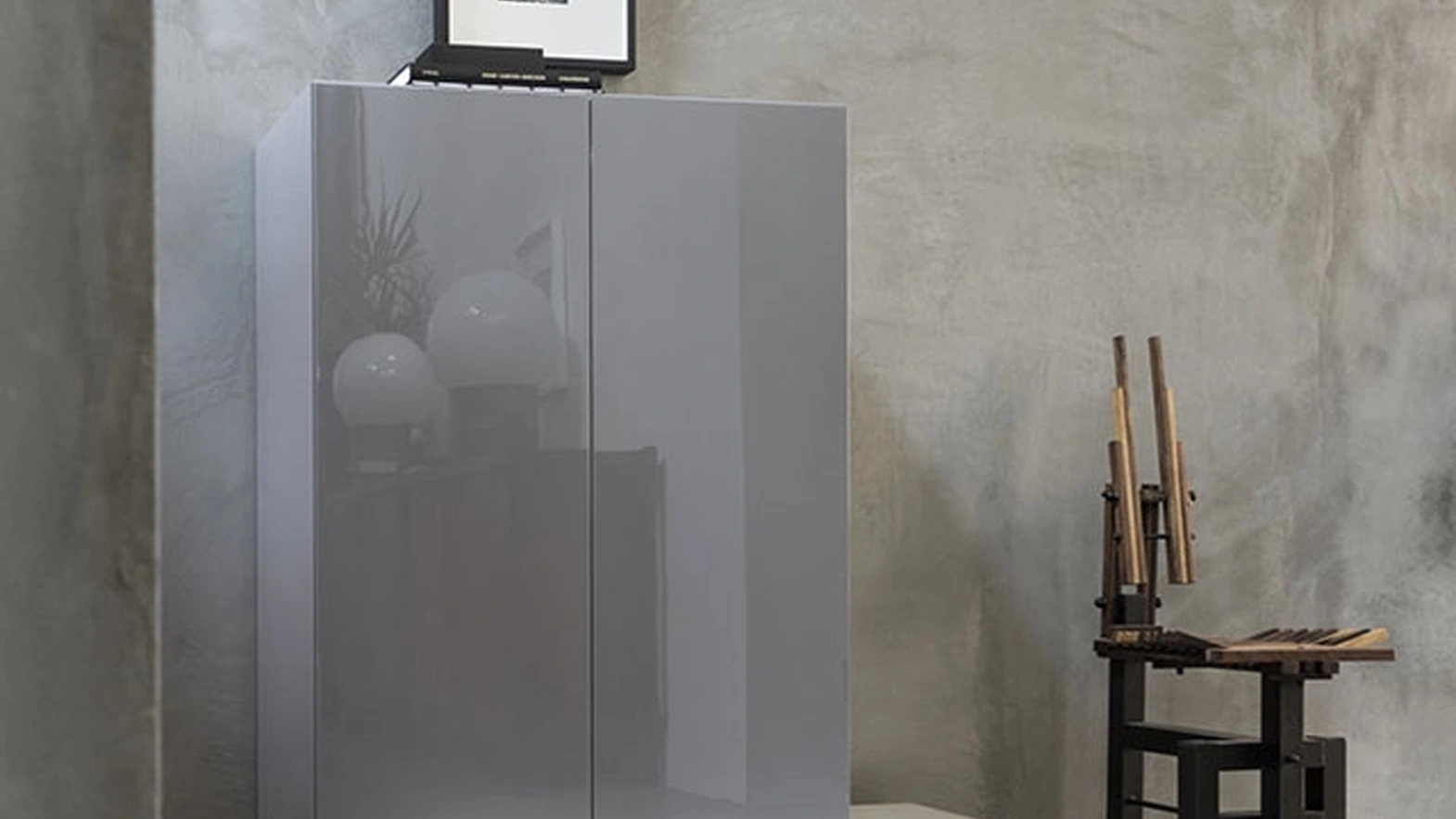 Madia Block in glossy lacquer with a textured base by Mogg