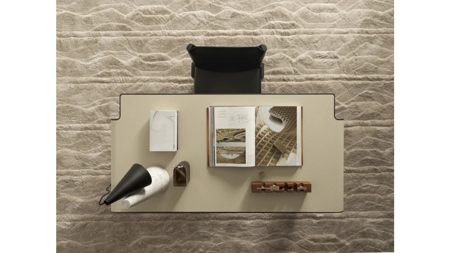 Aria desk in metal with eco-leather upholstery by Molteni & C