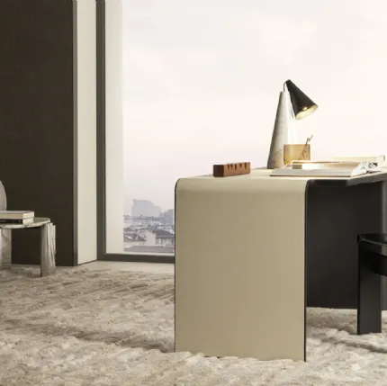 Aria metal desk upholstered in faux leather by Molteni & C