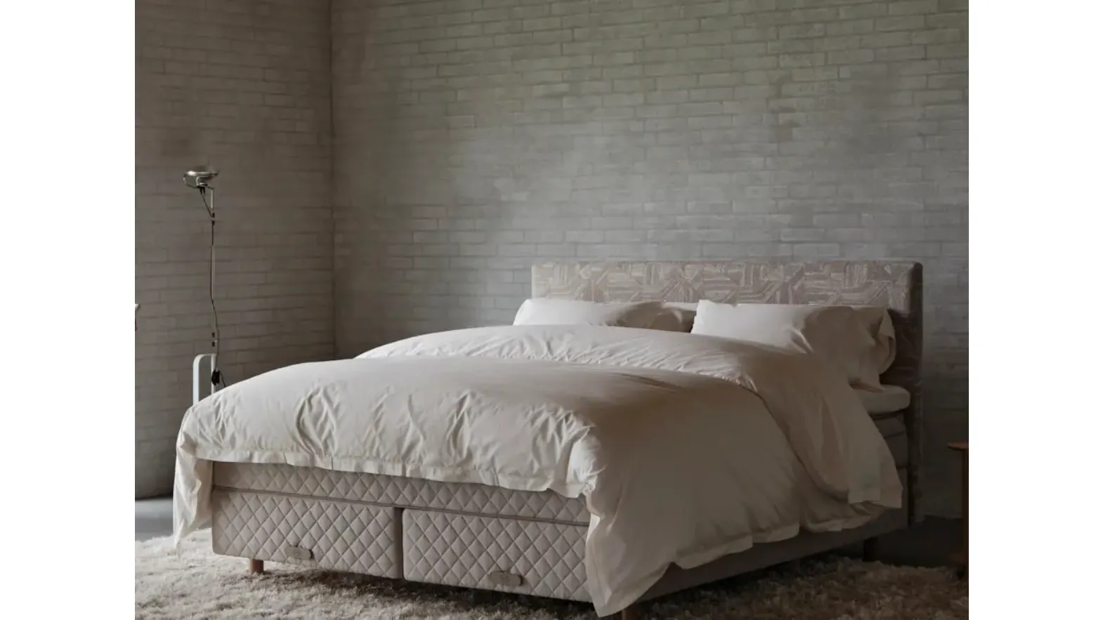 Bed with headboard Astoria by Duxiana