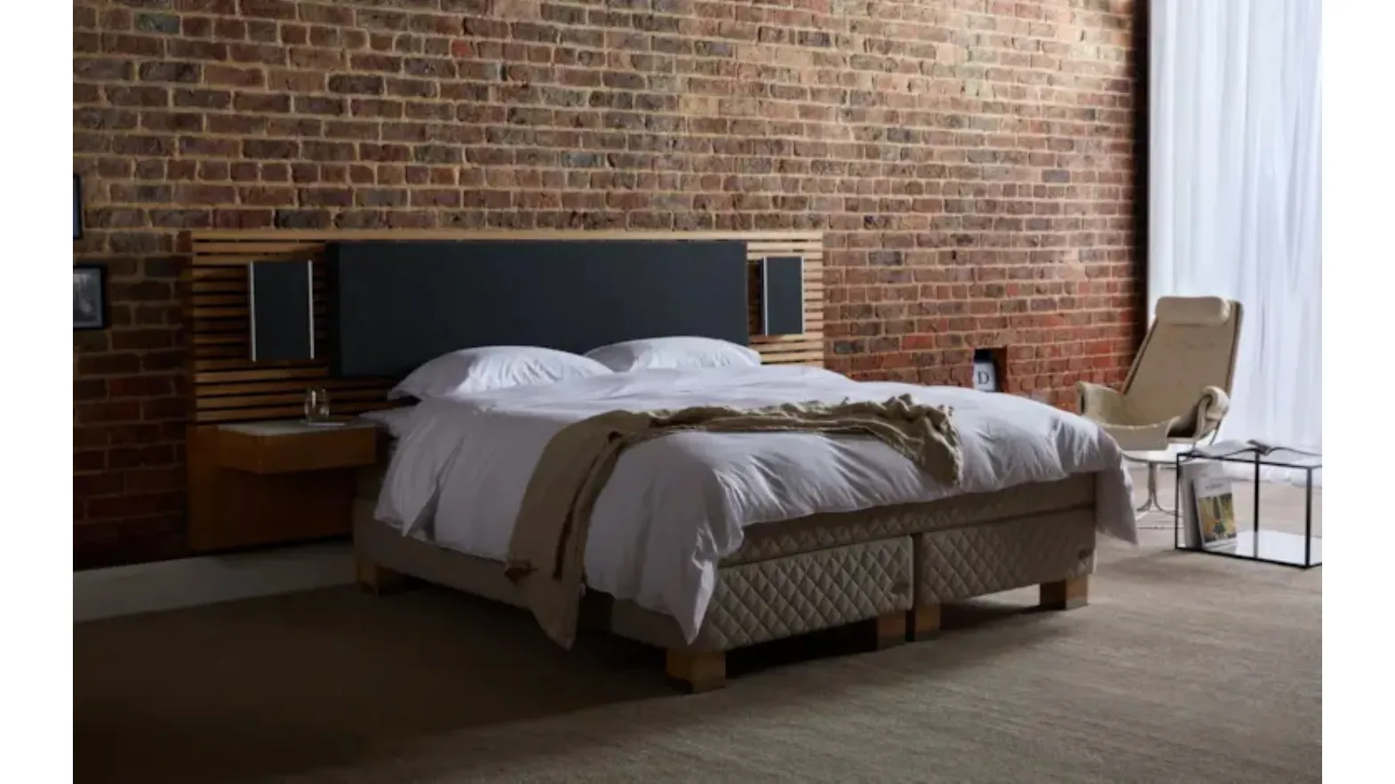 Bed with upholstered fabric and Duxiana wood headboard