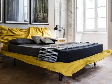Design bed with crumpled effect Big Hug by Mogg