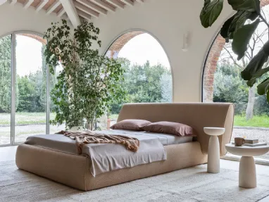 Sculptural padded double bed Rio by Mogg