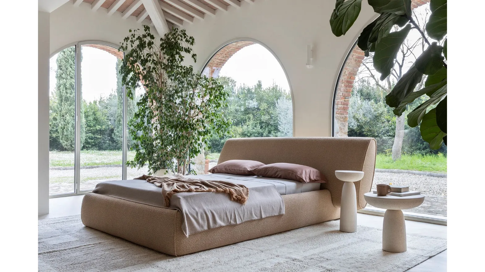 Sculptural padded double bed Rio by Mogg