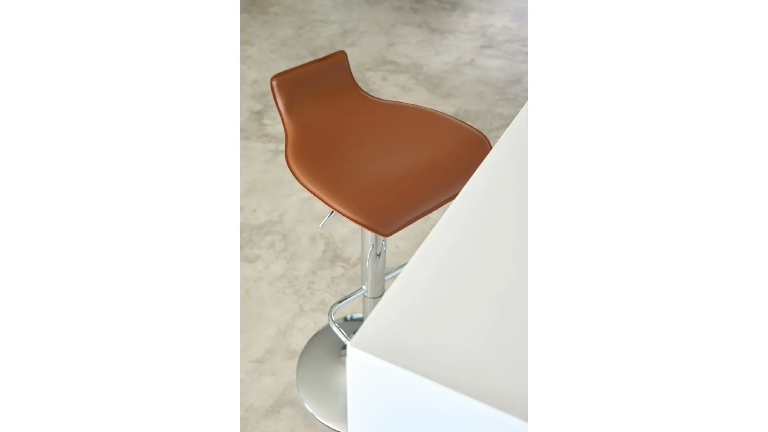 Ego SG405gas leather stool by Friulsedie.