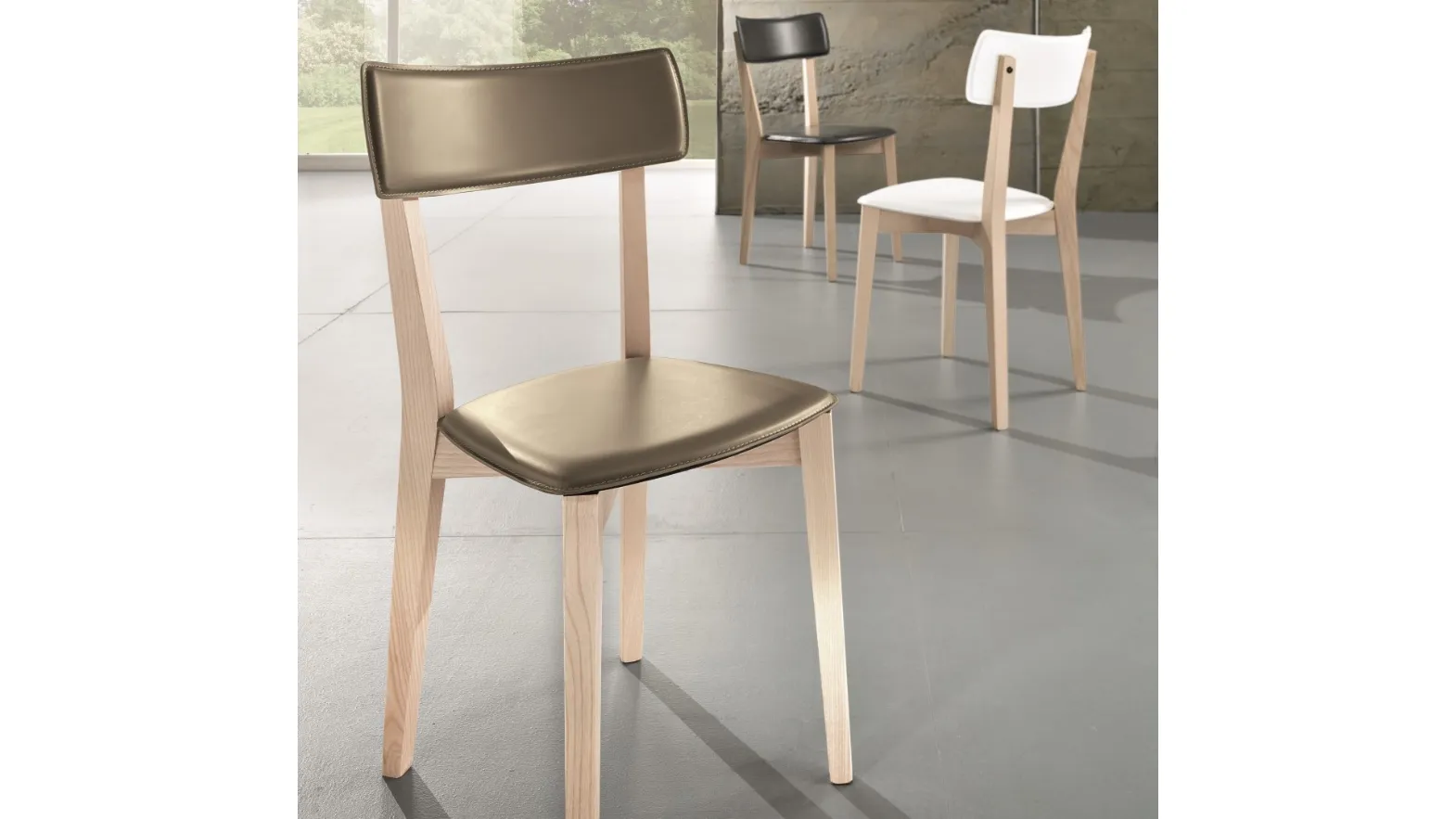 Ginger S132 chair in leather and wood by Friulsedie.