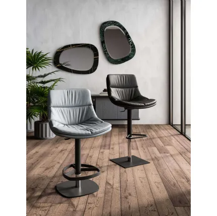 Leather stools Coco and Noa by Ozzio.