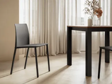 Zara chair with painted metal structure and polypropylene seat by Arredo3.