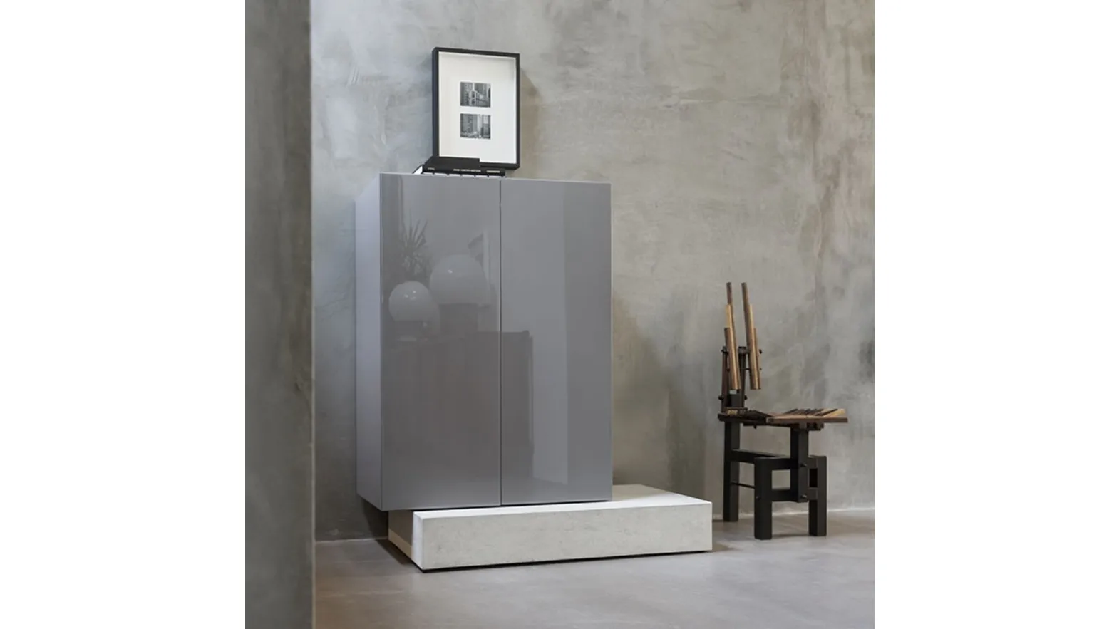 Madia Block in glossy lacquer with a textured base by Mogg