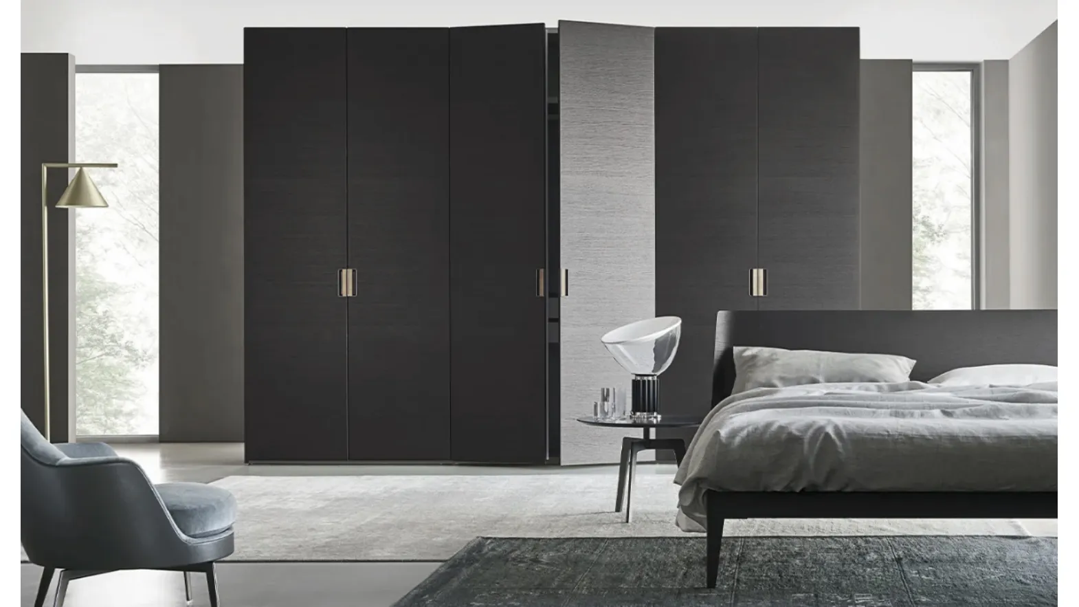 Smooth door wardrobe with Deluxe handle by Sangiacomo.