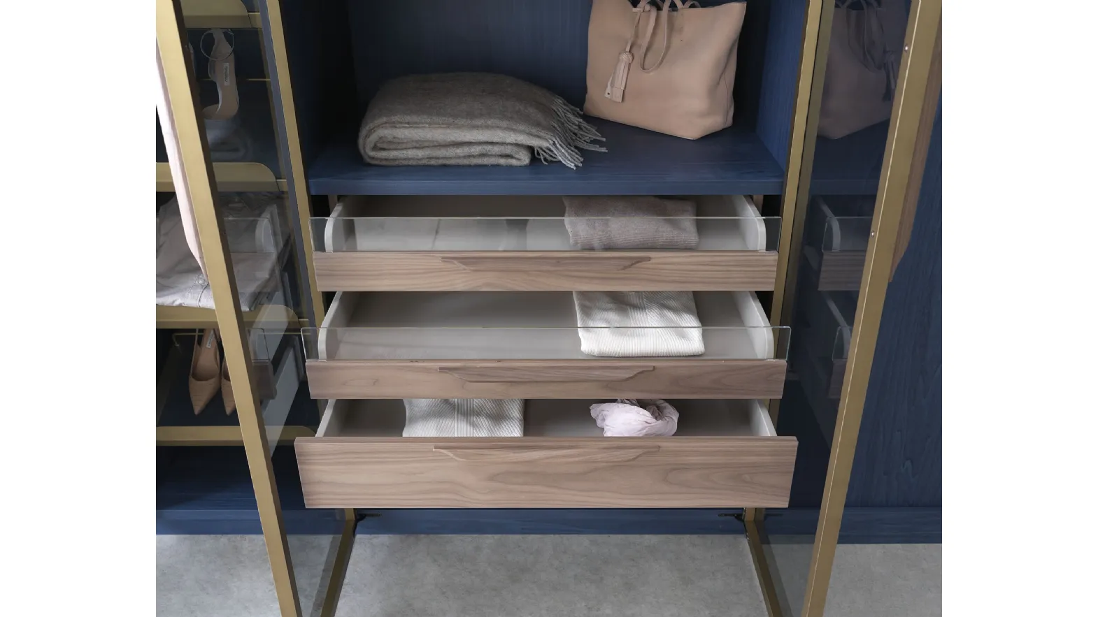 Special Project Blue Walk-in Closet by Arte Brotto