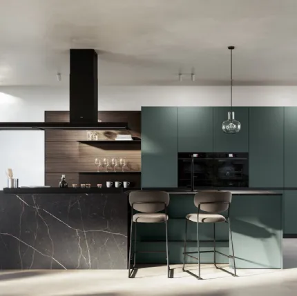 Modern kitchen with Kalì 09 island in PET and laminate by Arredo3
