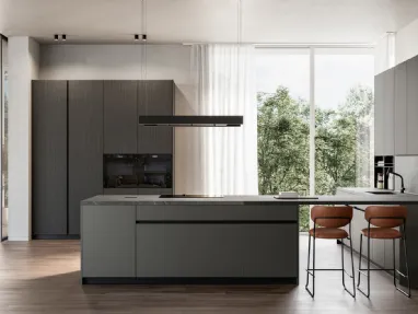Modern kitchen with Time 02 peninsula in metallic lacquer and wood by Arredo3.