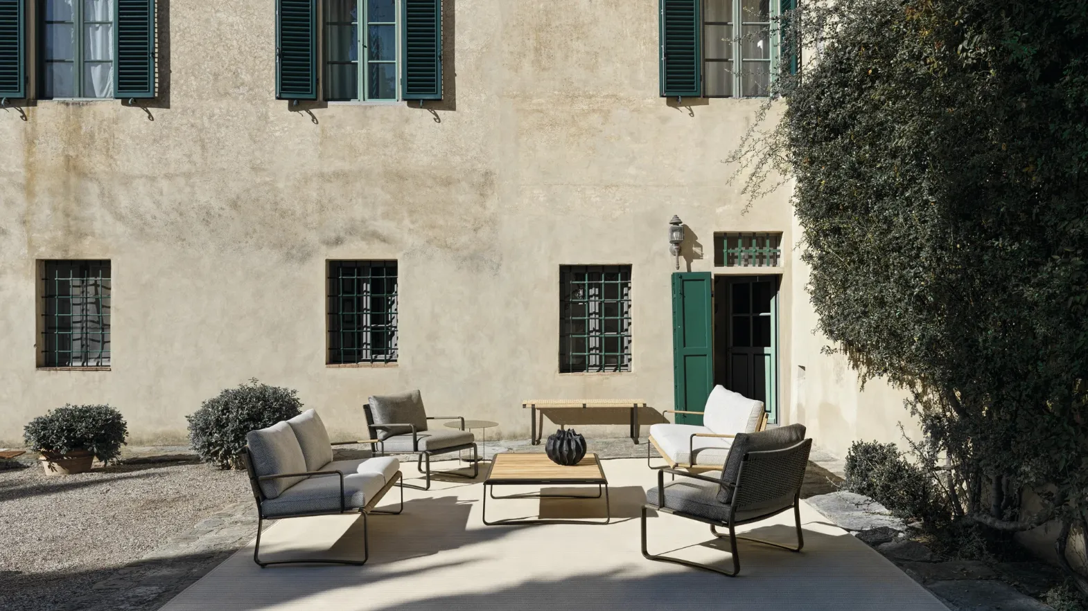 Phoenix outdoor furniture in polypropylene rope by Molteni & C