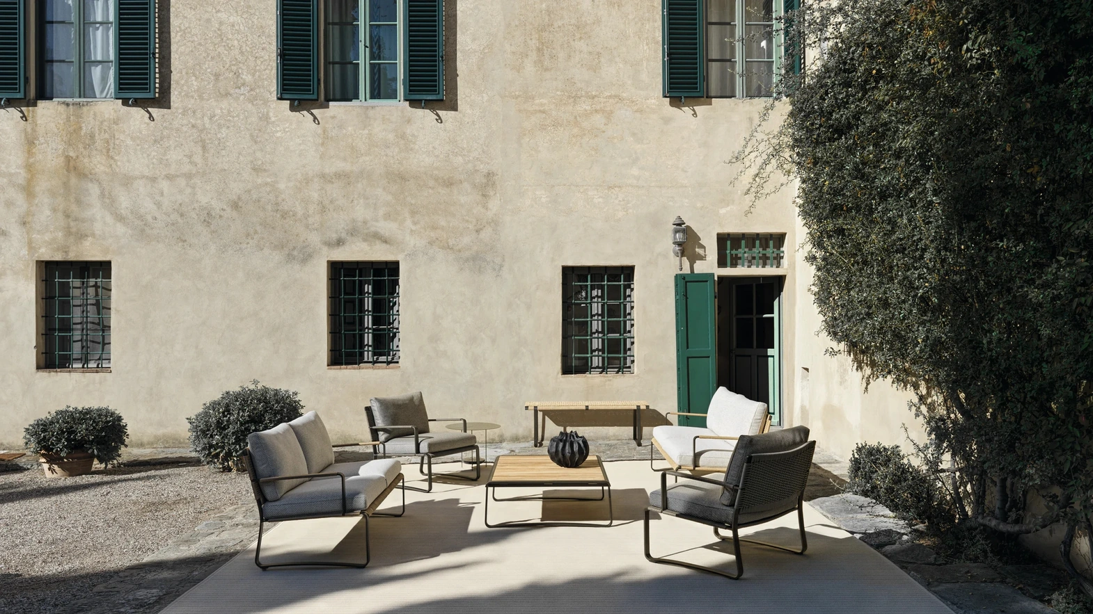 Phoenix outdoor furniture in polypropylene rope by Molteni & C
